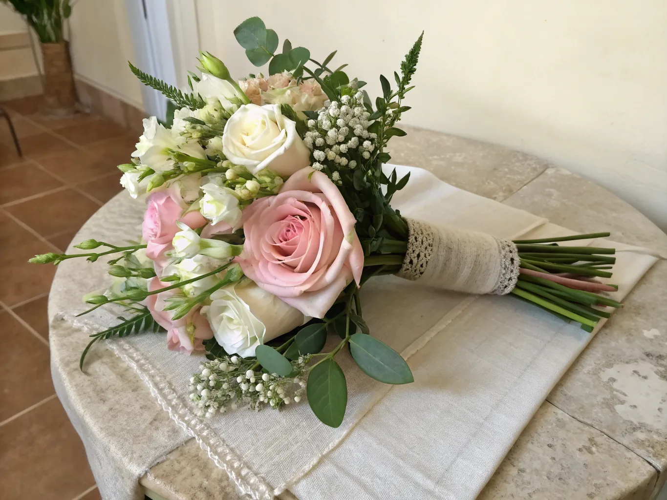 Persönlicher Geburtsblumen-Strauß mit Rose als Hauptblume